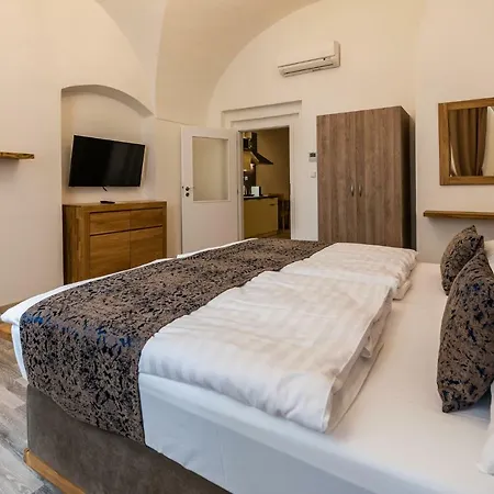 Karlova - Mostecka 10 St Depandance