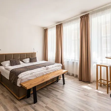 Hotel apartamentowy Karlova - Mostecka 10 St Depandance 4*